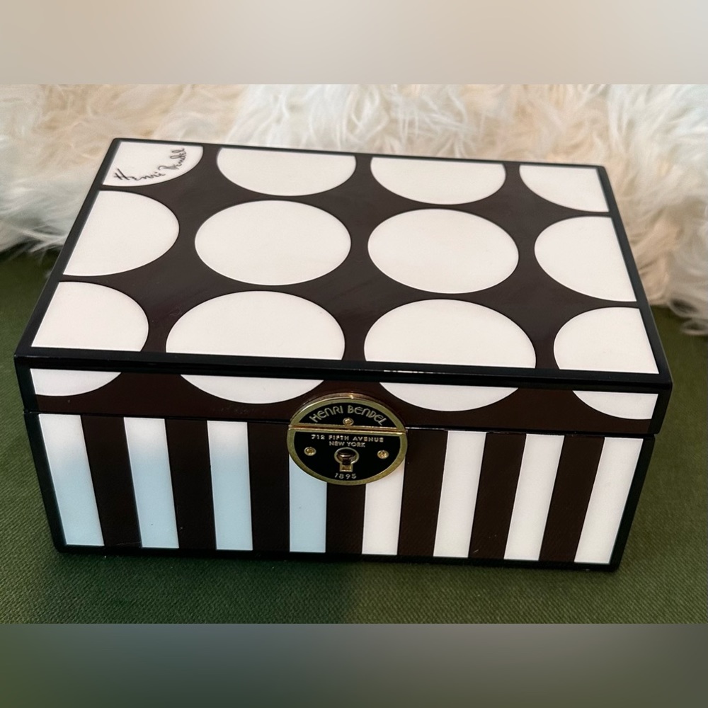 Henri Bendel Jewerly Box